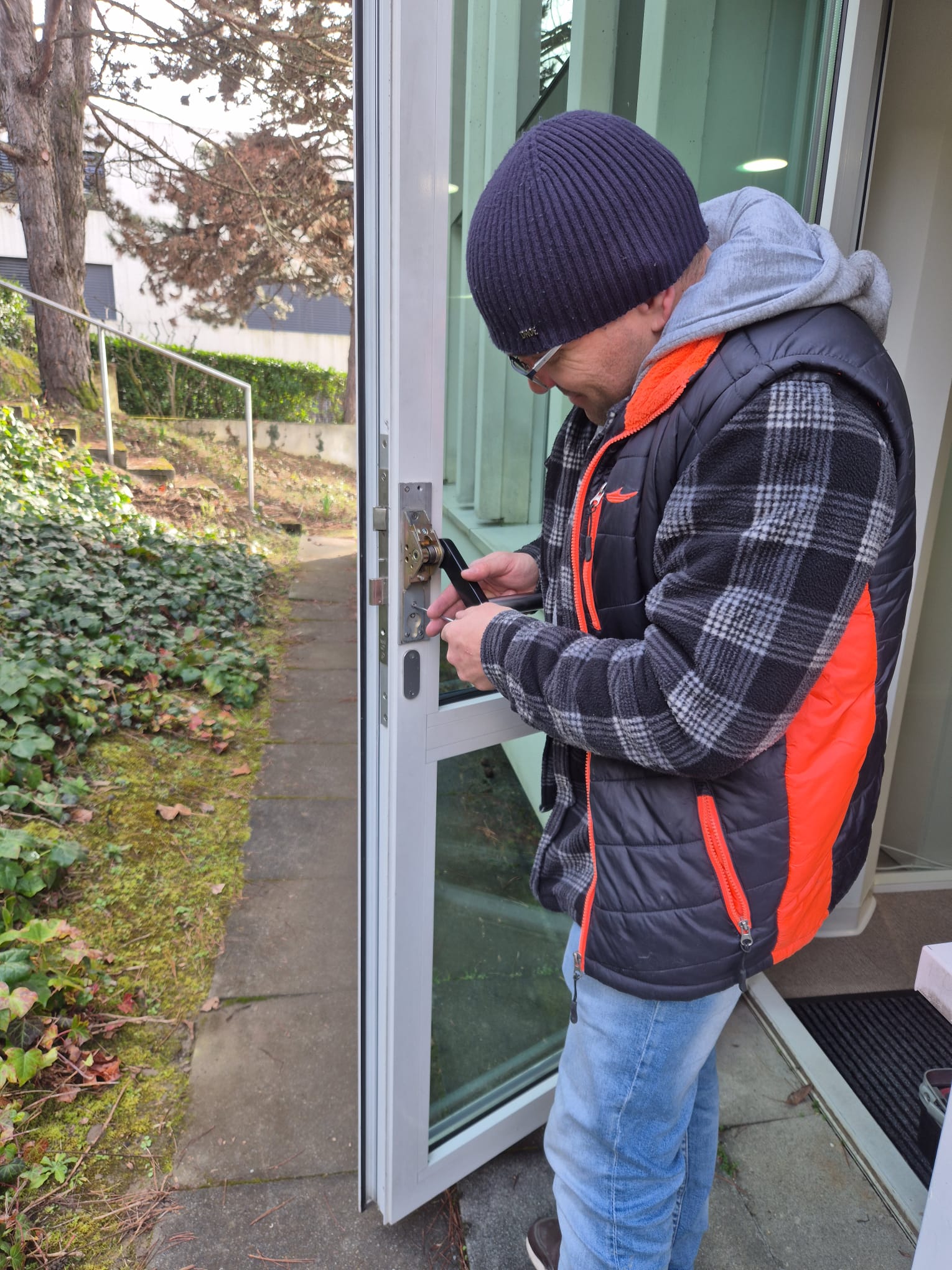 Serrurier professionnel en pleine intervention sur une serrure à Lausanne