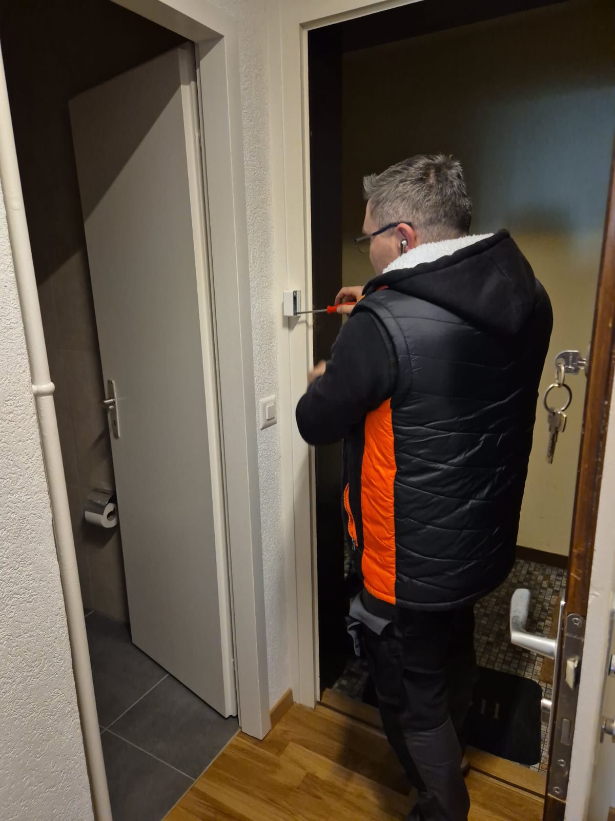 Serrurier expert remplaçant un mécanisme de serrure complexe