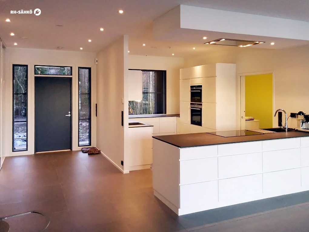 Moderni keittiön valaistus ja sähköistys