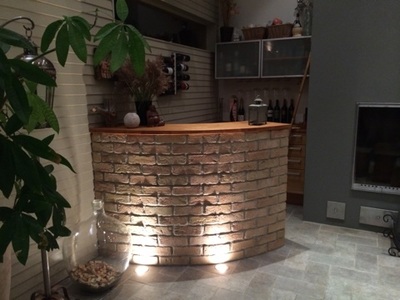 Tiilisen baaritiskin valaistus