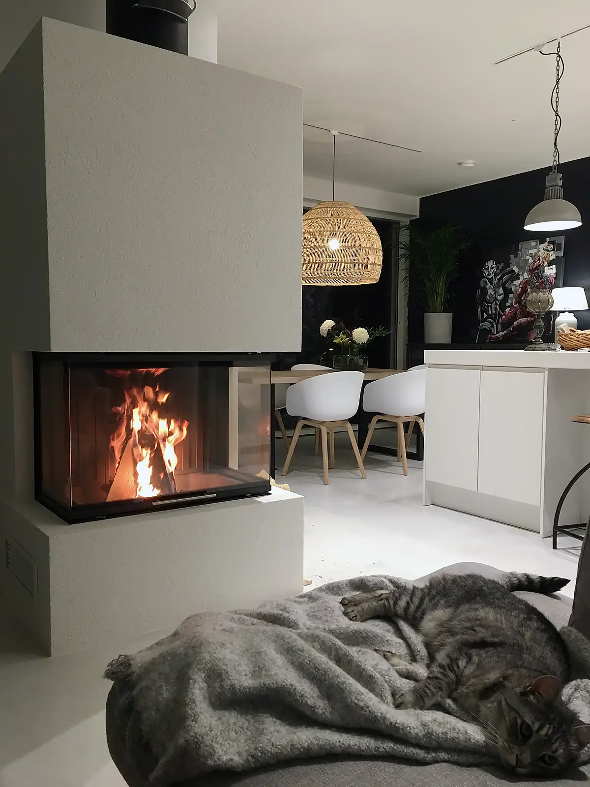 Olohuoneen tunnelmavalaistus ja takka