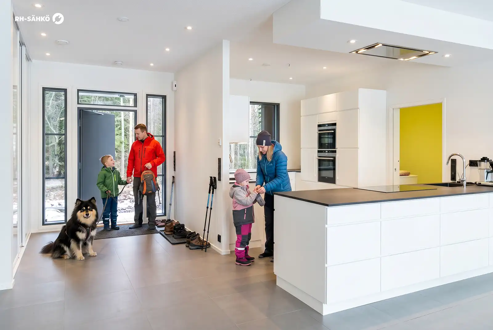 Sähköasentaja tekemässä asennustyötä