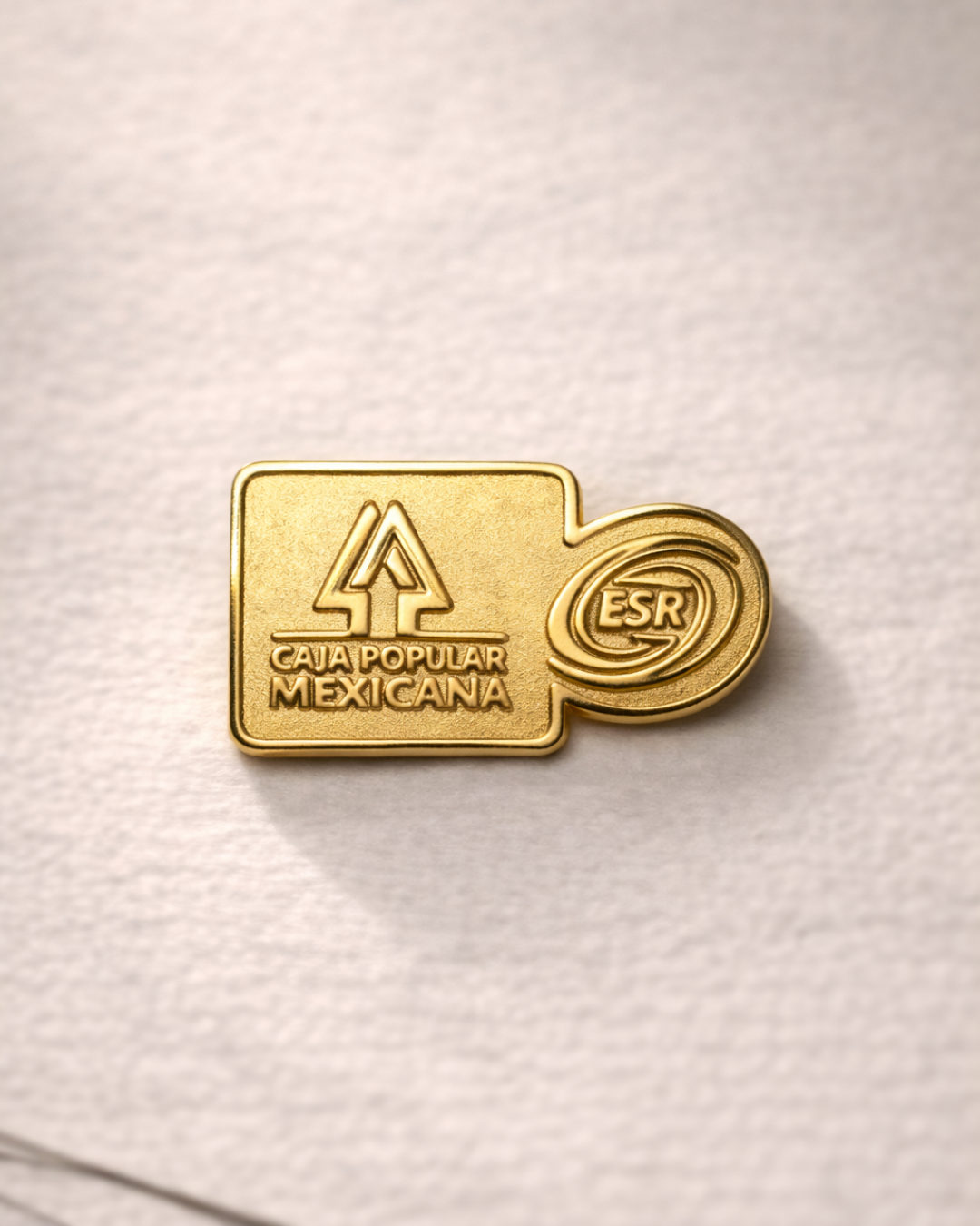 Pines promocionales personalizados con logo de empresa — imagen 4