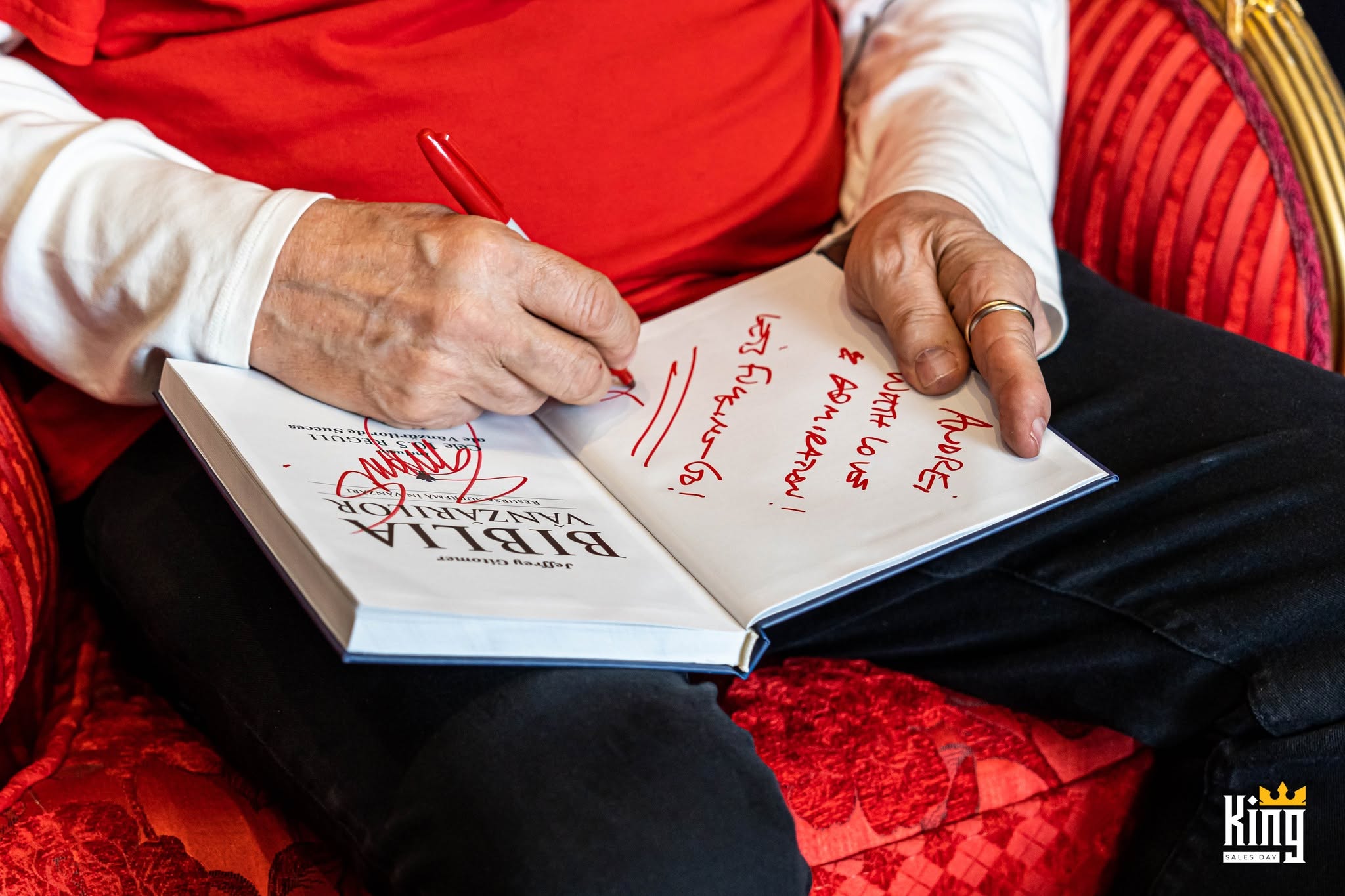 Jeffrey Gitomer semnând Biblia Vânzărilor