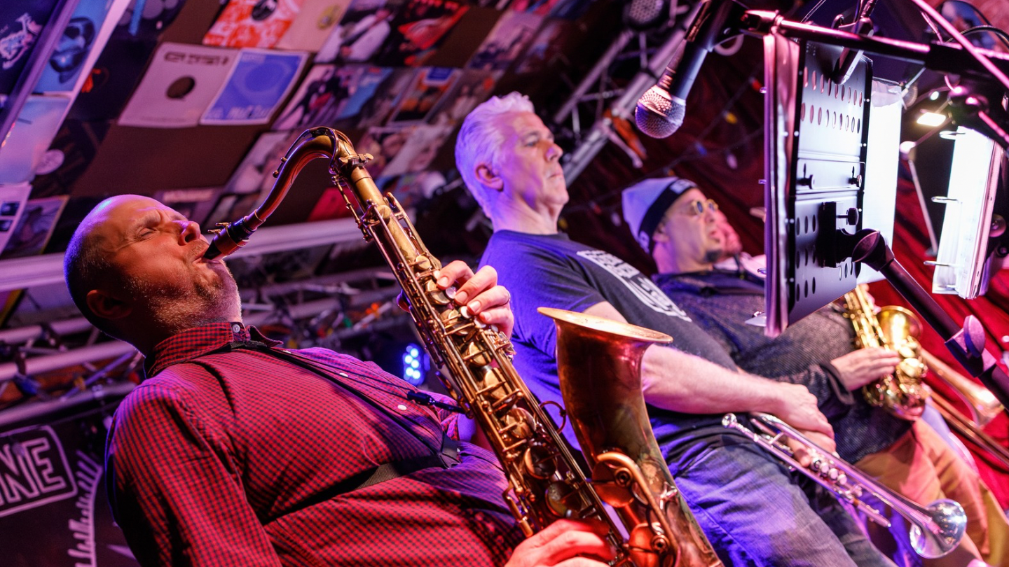 Live stage horn section and saxophone performance
