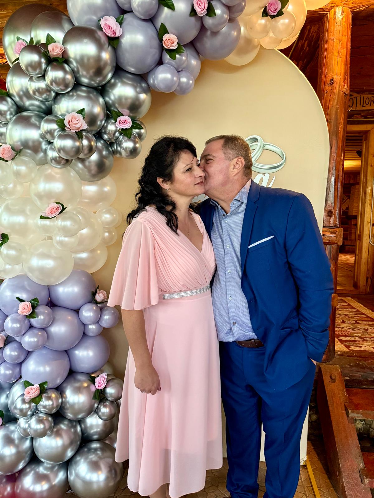Cuplu în fața arcadei Silver Wedding