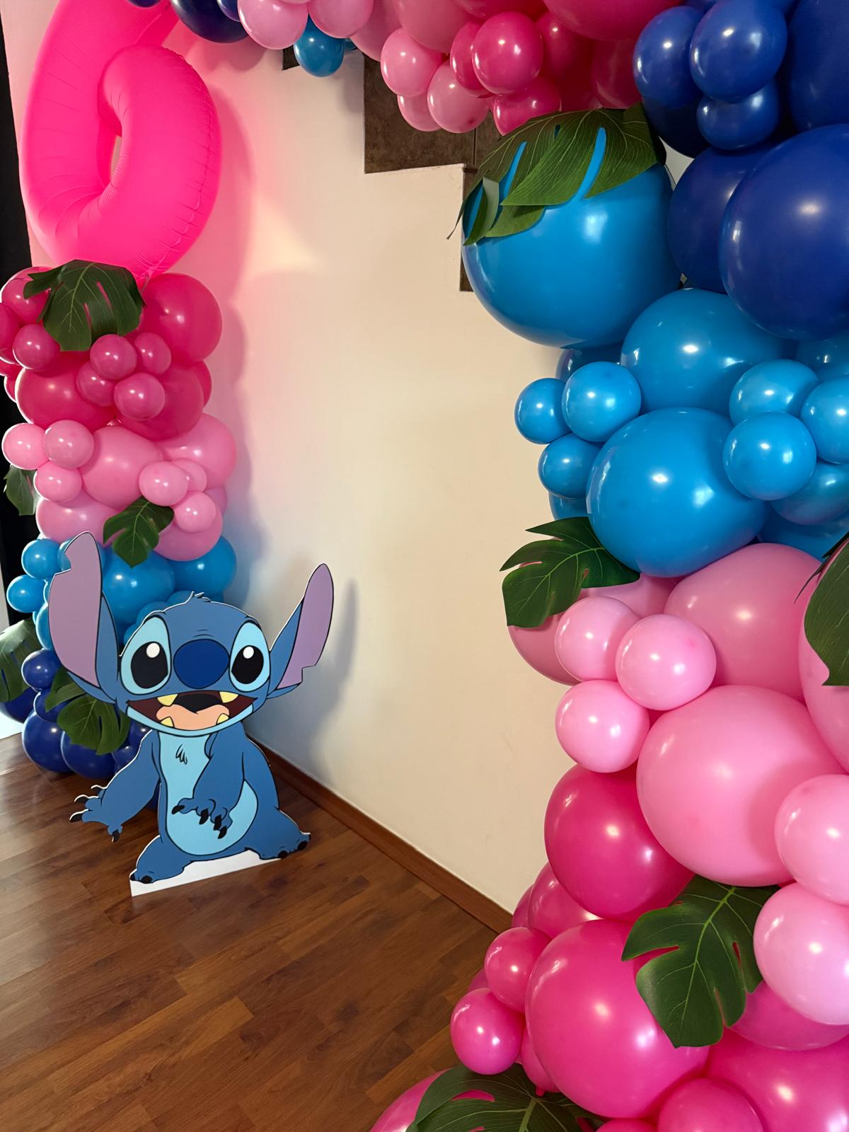 Detaliu arcadă Stitch cu figurina personajului