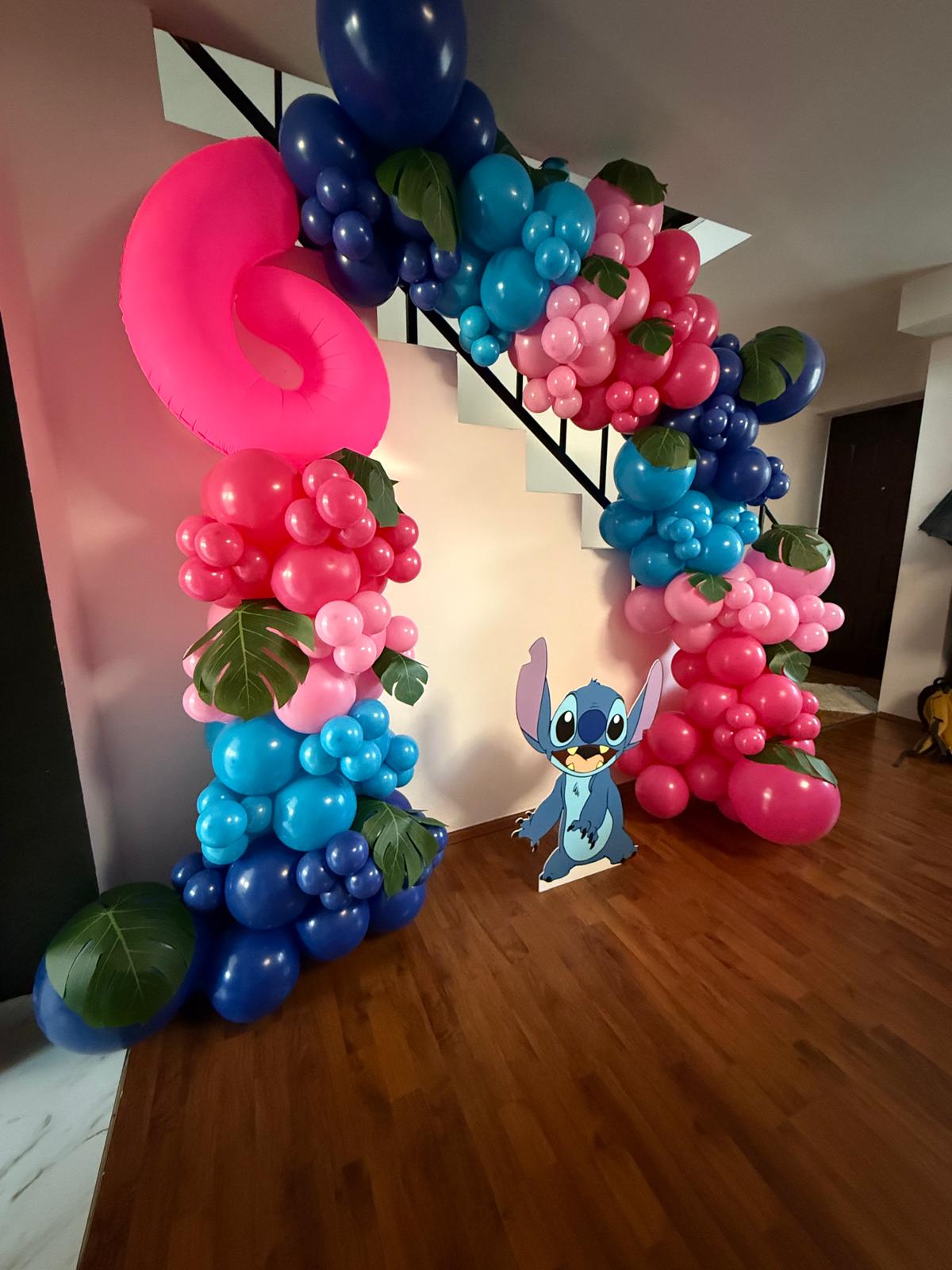 Arcadă din baloane Stitch cu cifra 5 roz - vedere de ansamblu