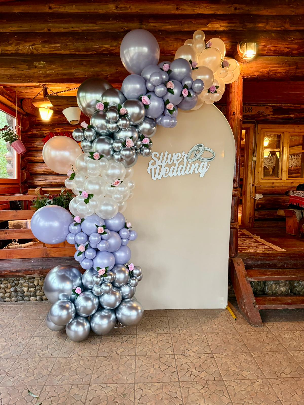Arcadă Silver Wedding cu baloane lila, albe și argintii