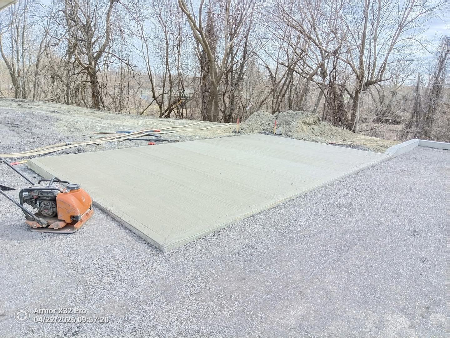 Dalle de béton sur gravier