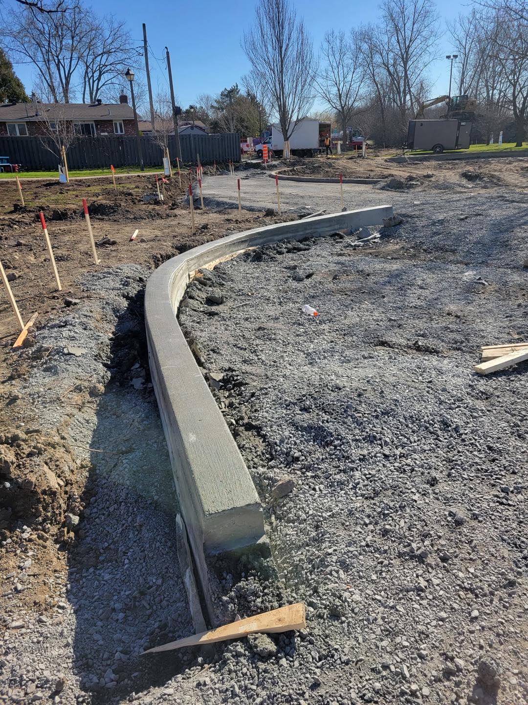 Bordure de béton courbée