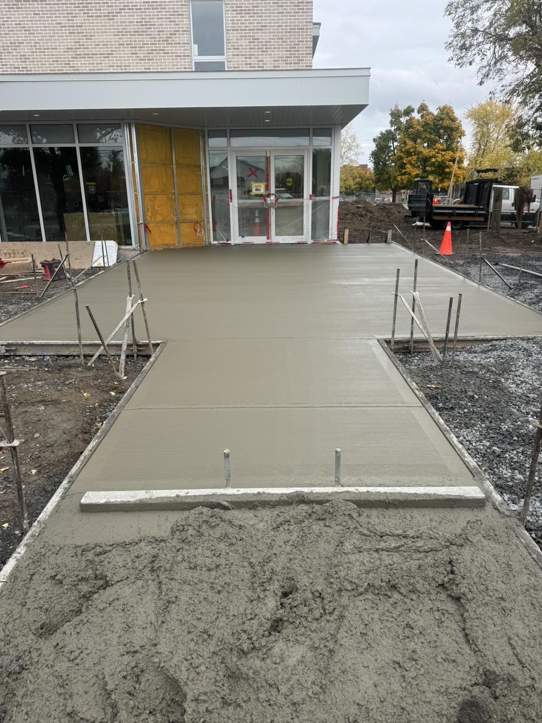 Entrée principale en béton