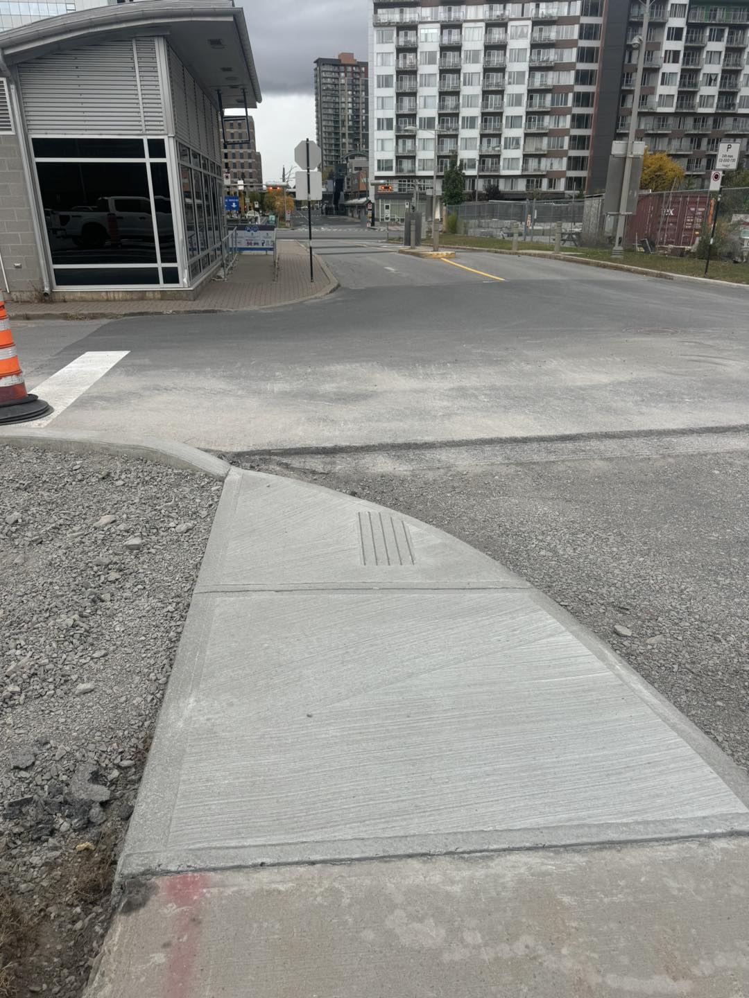 Trottoir commercial avec dalles podotactiles