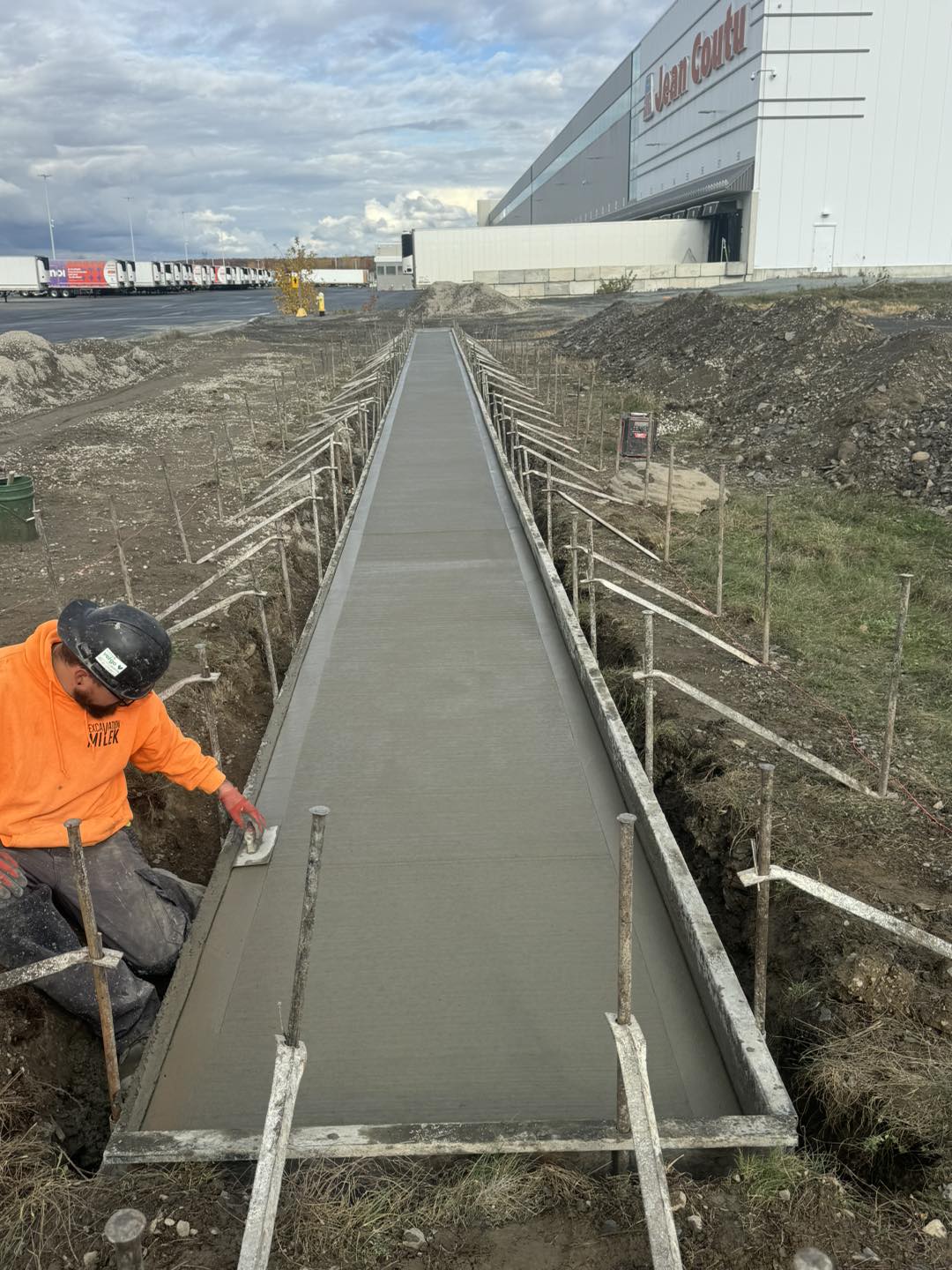 Coulée d'un long trottoir commercial