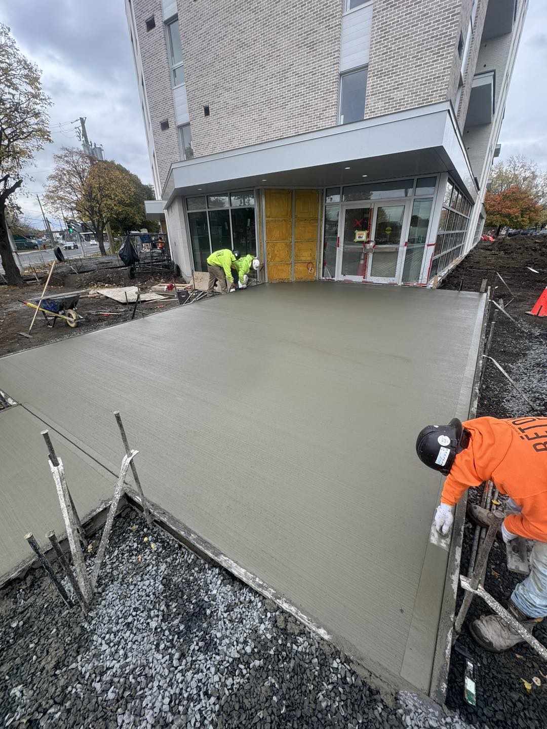 Entrée commerciale en béton