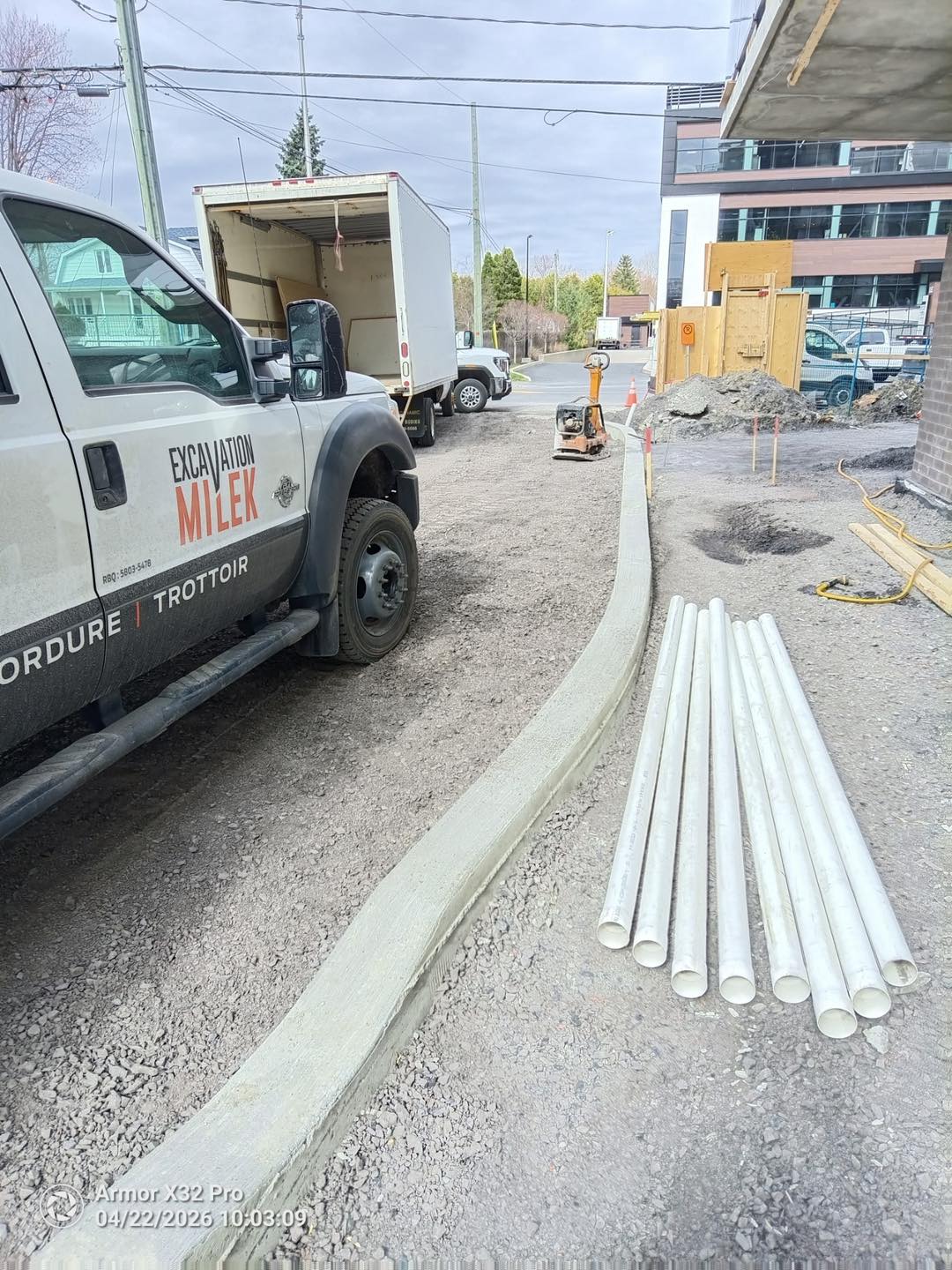 Bordure de rue et camion
