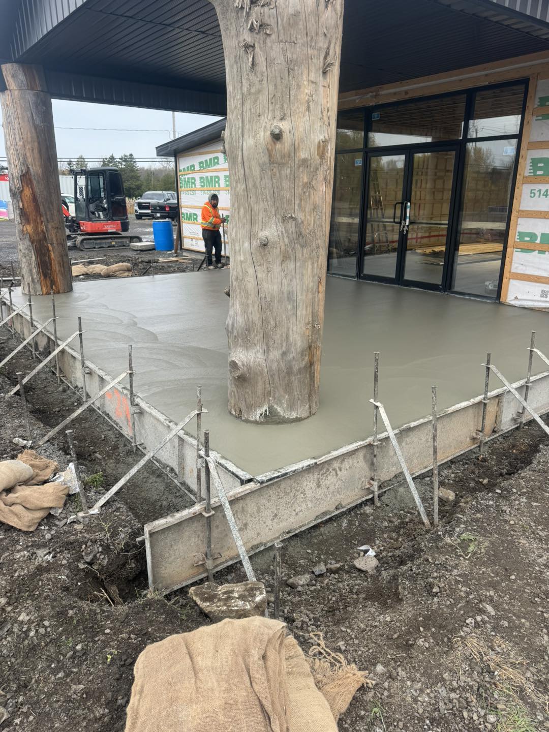 Dalle autour de piliers