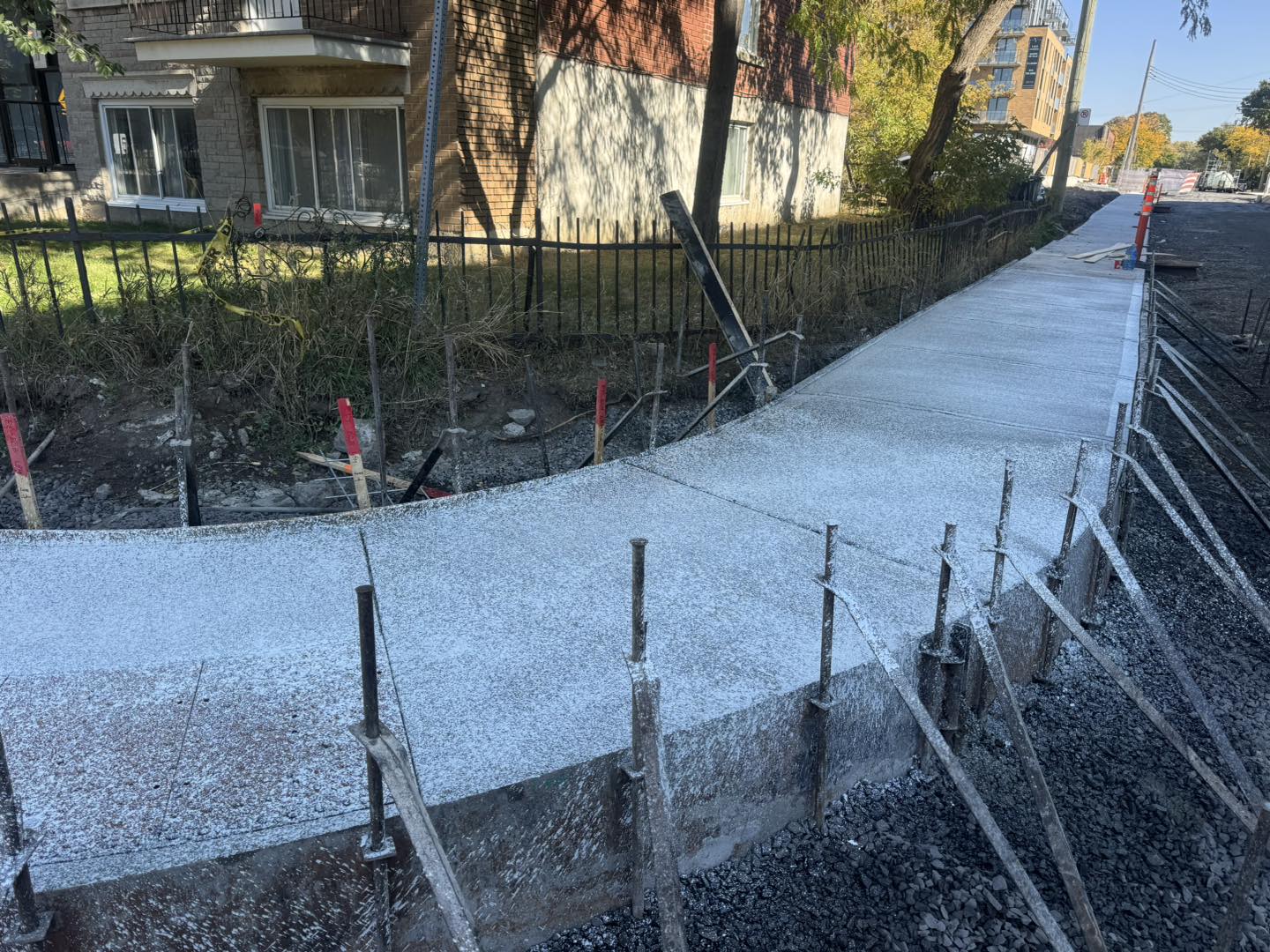 Trottoir de rue en béton