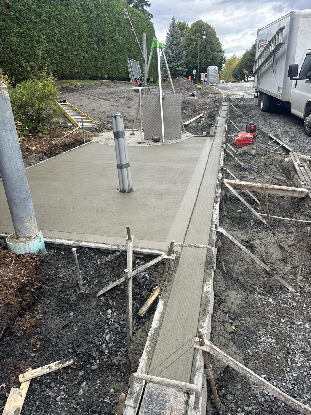 Trottoir en béton avec coffrage