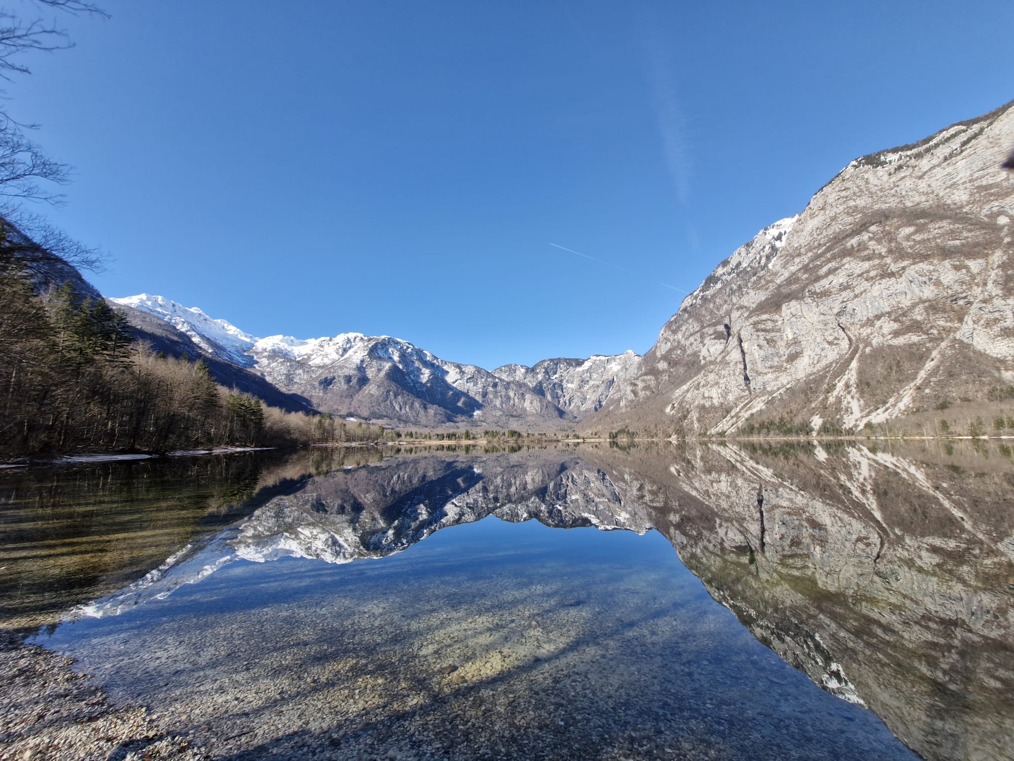 Bergmeer weerspiegeling