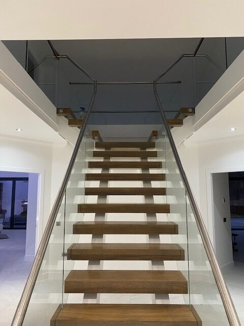 Escalera Moderna de Vidrio y Acero
