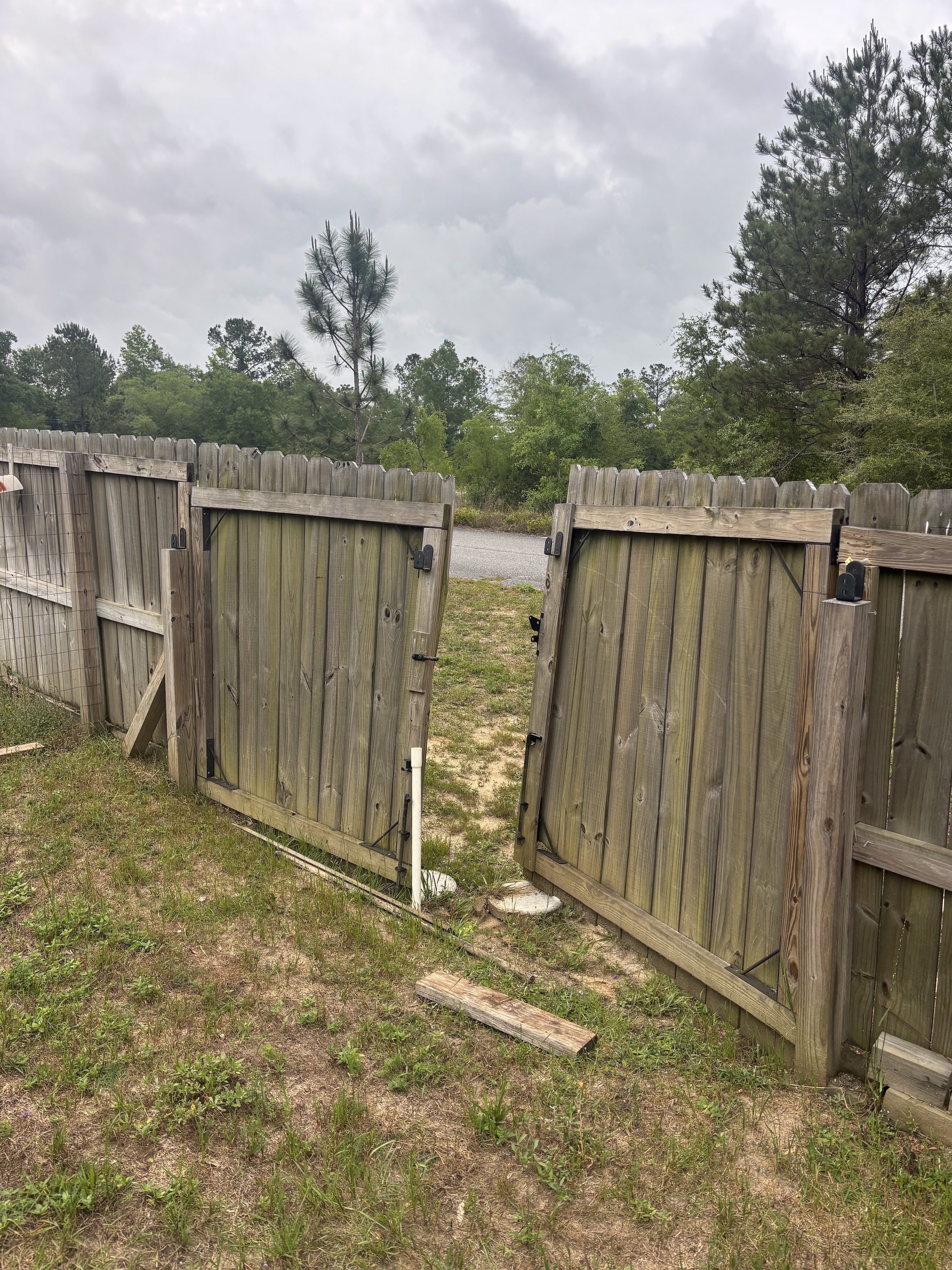 Sagging and damaged gate before repair