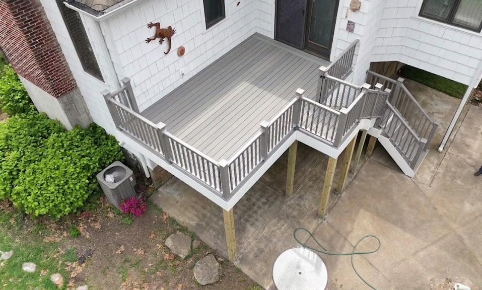 Wraparound deck with stairs