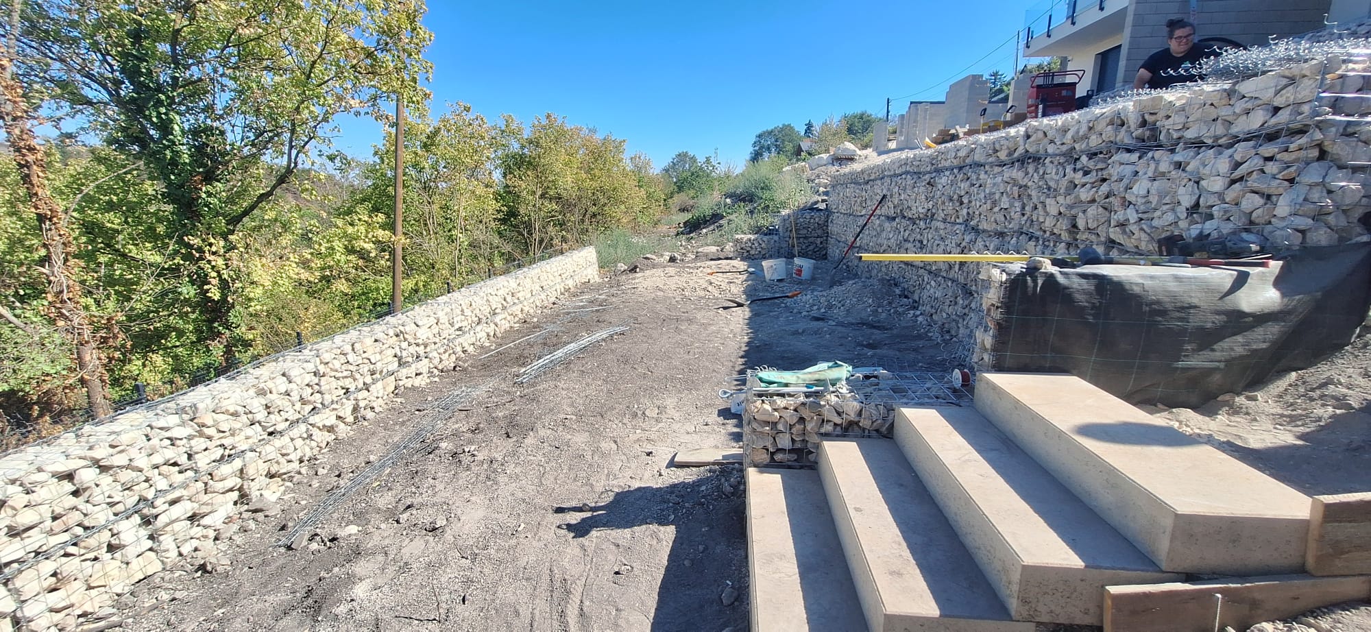Gabion támfal építése kerti lépcsővel munka közben