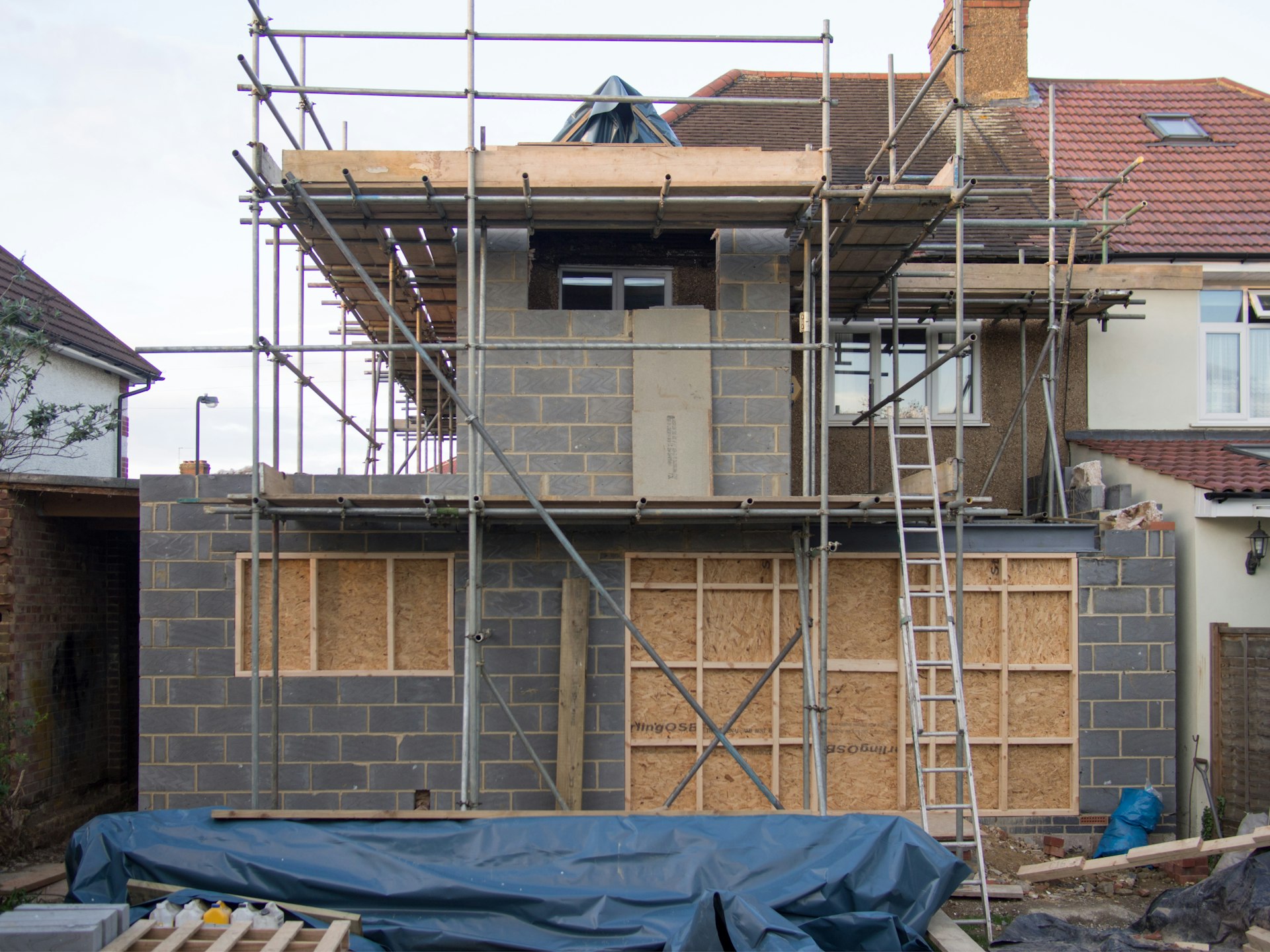 UK builders and general contractors on a London building site — professional pay monthly websites for builders by Forte Web Solutions