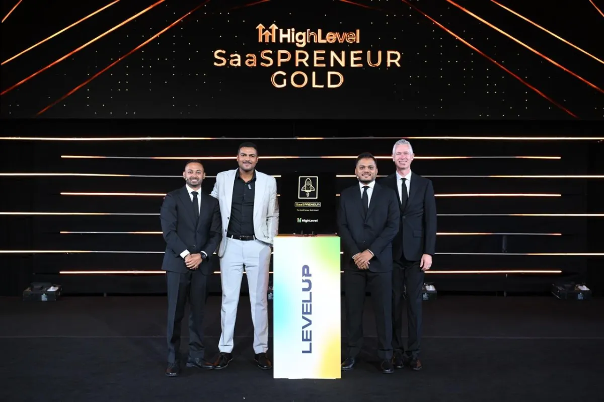 Lucas Dantas receiving the HighLevel SaaSPRENEUR Gold Award