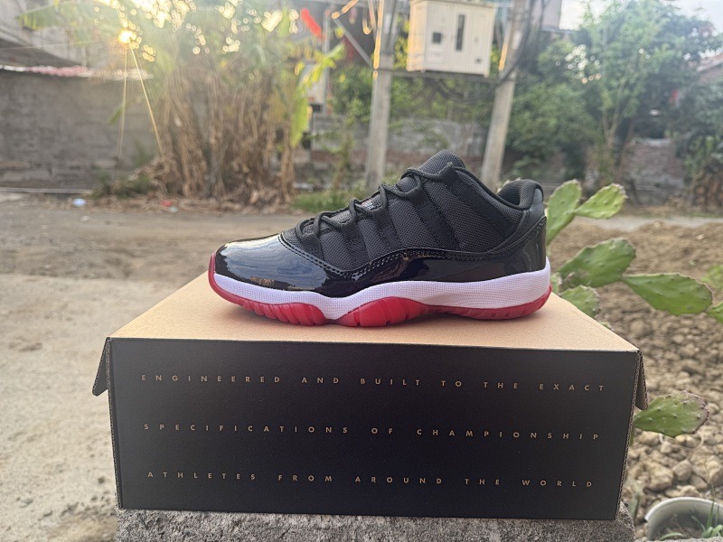 Air Jordan 11 Low 'Bred'