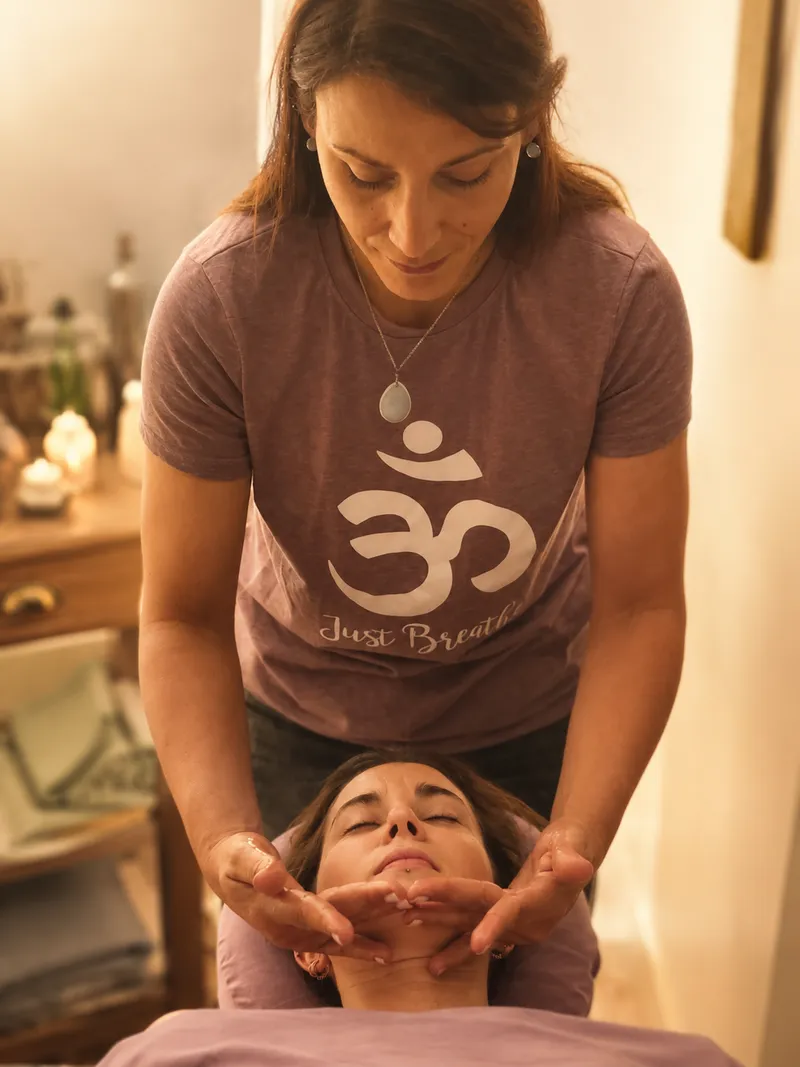 Massage facial Kobido réalisé chez Sab Care à Égly