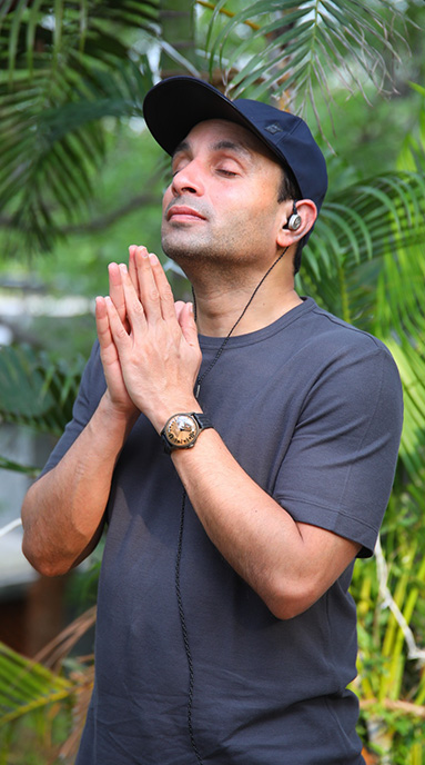 Shreans Daga greeting practitioners