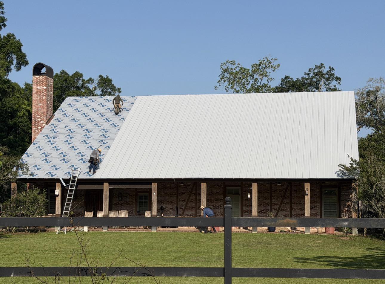 White metal roofing installation in Lafayette LA