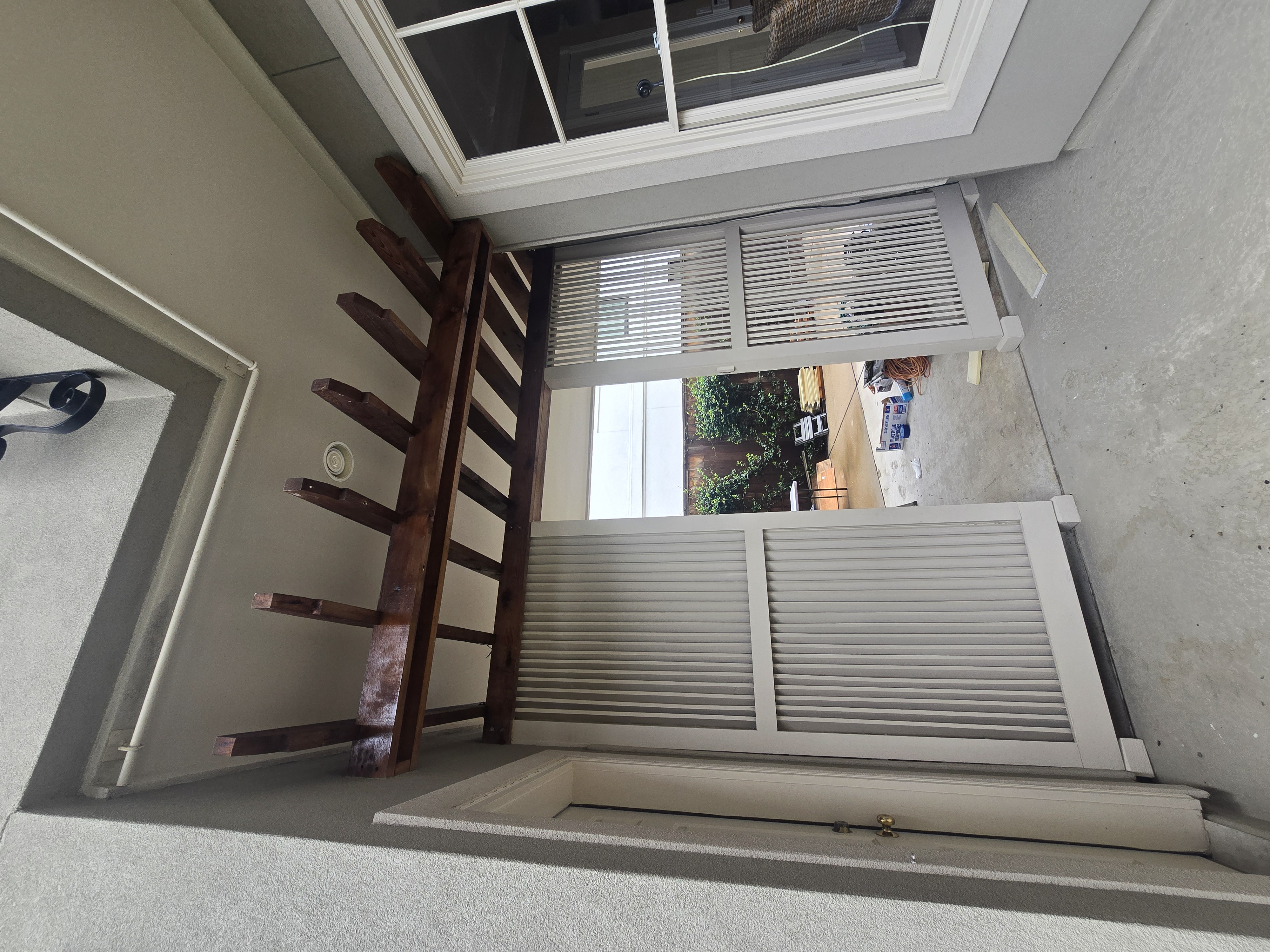 De Leon Solutions - Custom door and pergola carpentry work