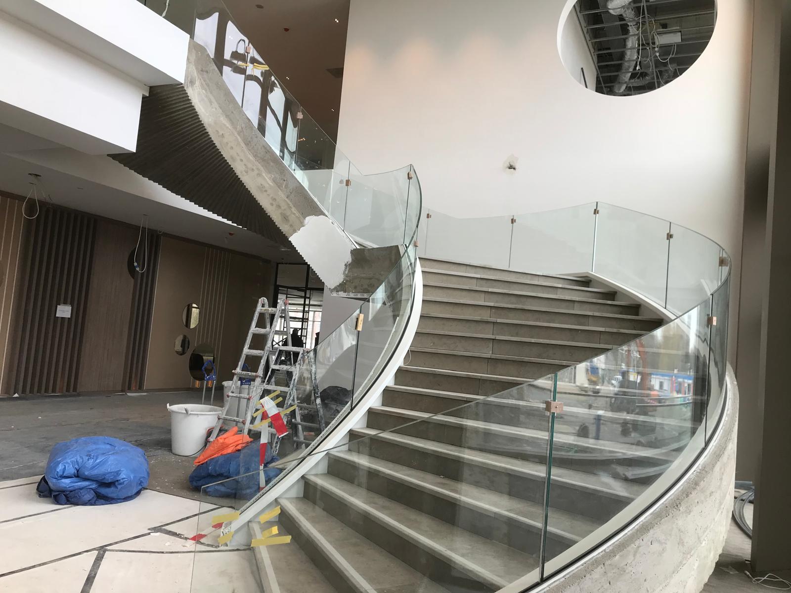 Aanbrengen stucwerk ronde trap
