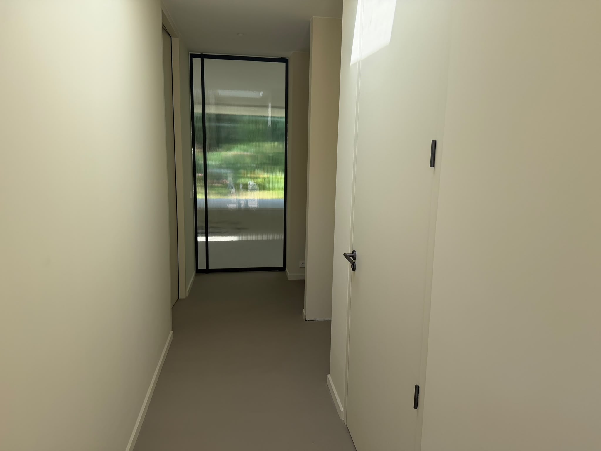 Stucwerk en Lavapox vloer in villa