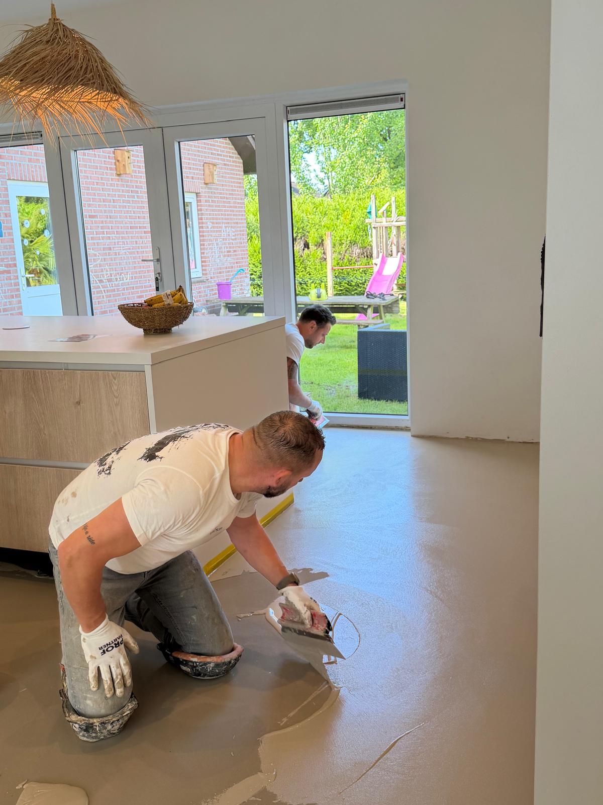 Vakmensen brengen de Lavapox vloer aan