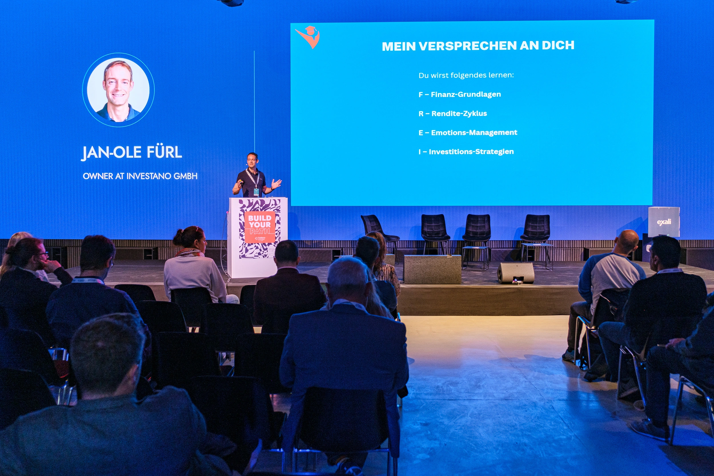 Jan-Ole Fürl live auf der Bühne beim Vortrag