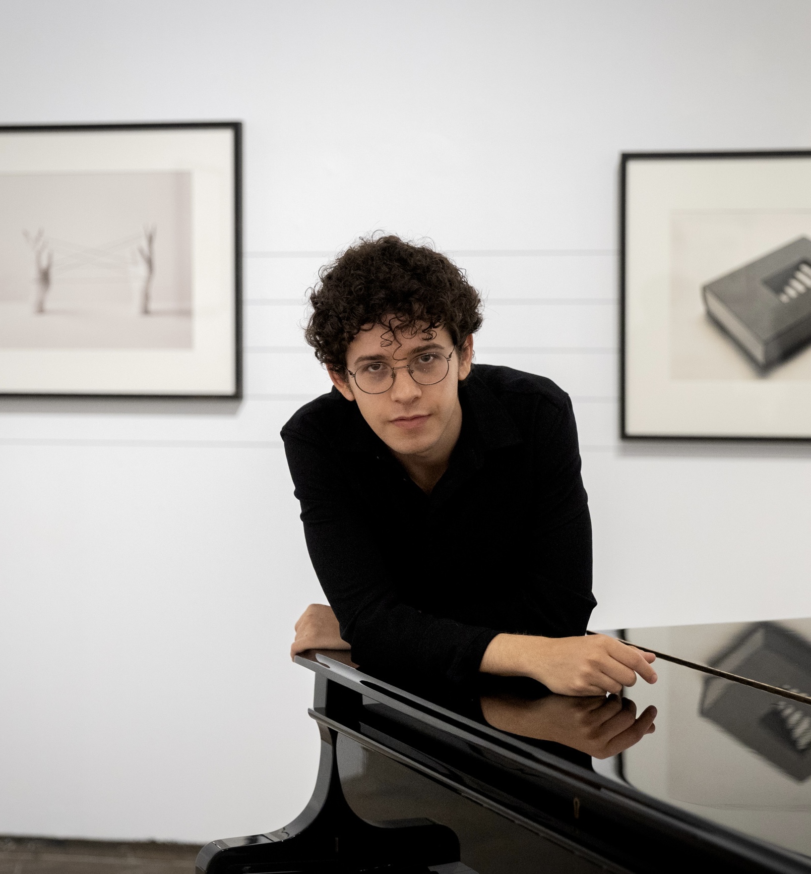 Retrato editorial de Alejandro Espina al piano