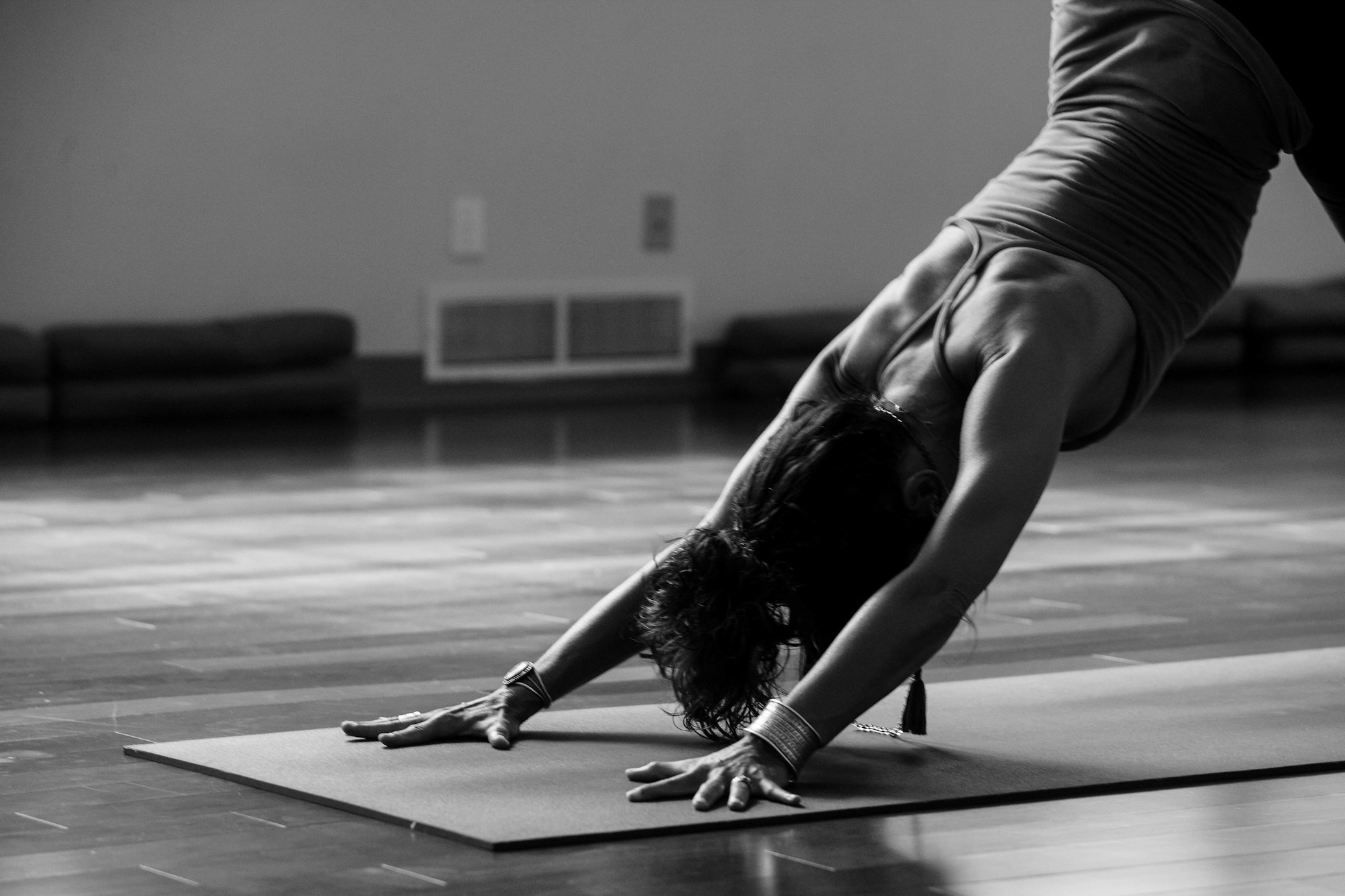 Kvinna gör yoga i lugn miljö