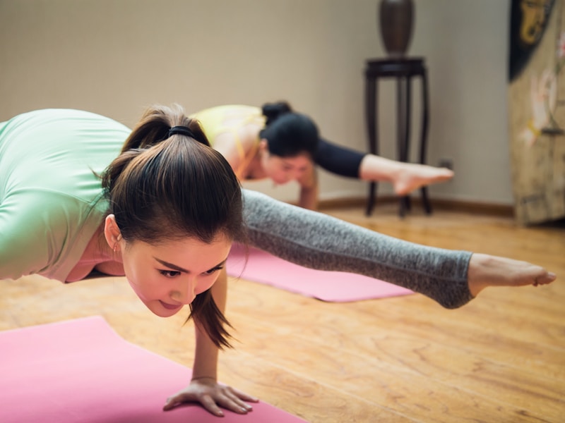 Kvinna som stretchar ryggen