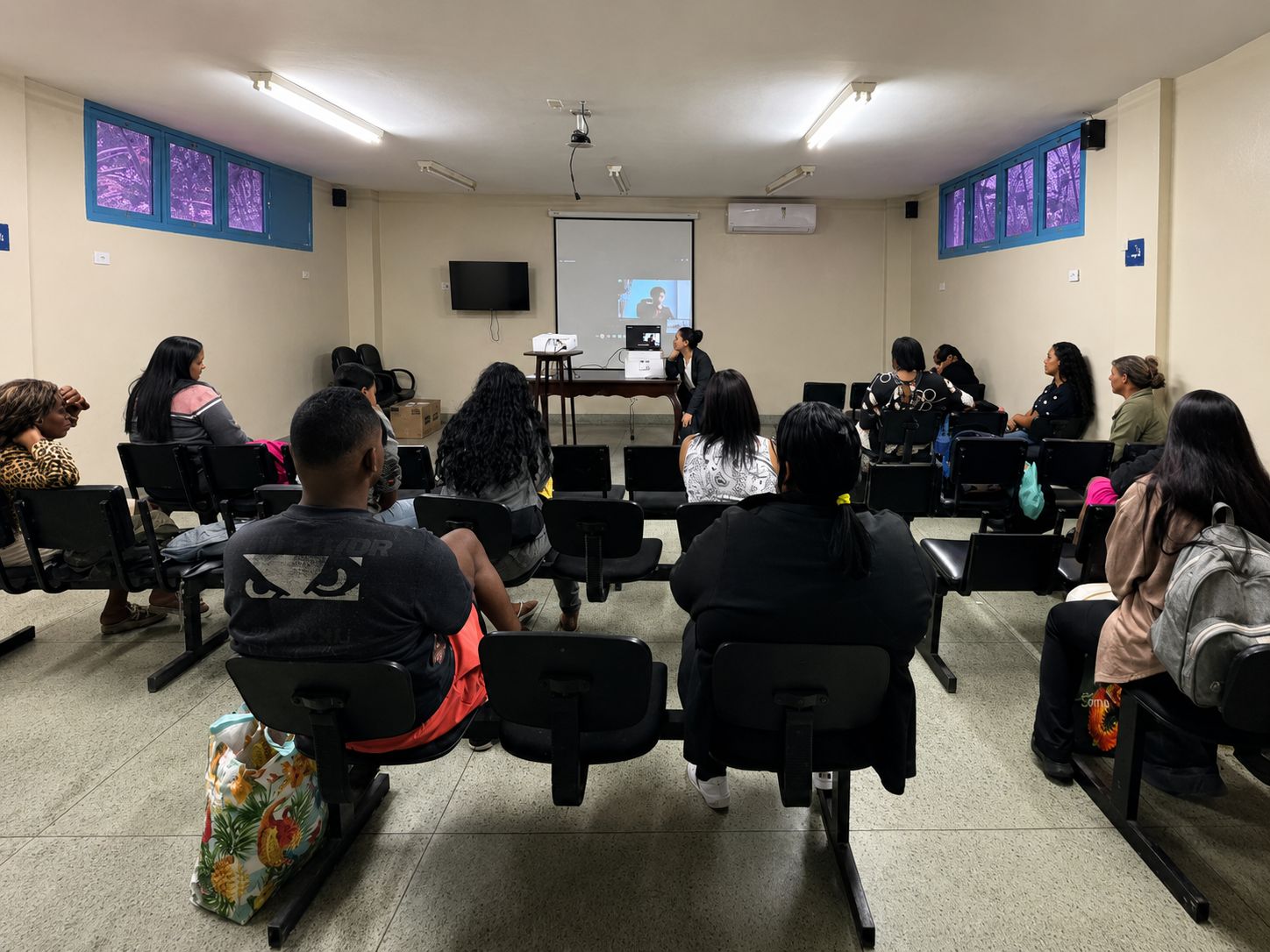 Conexão Brasil–Estados Unidos: jovem voluntário desenvolve projeto de educação financeira para famílias atendidas pela Saúde Criança Ilha