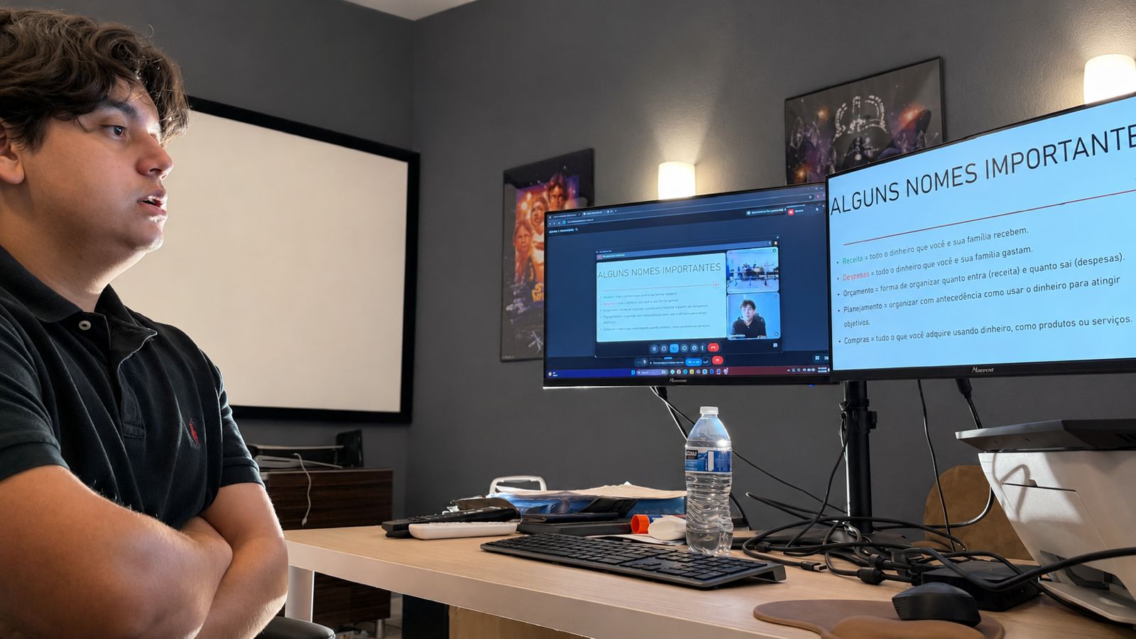 Daniel Melito em seu ambiente de estudo acompanhando a transmissão e os slides da palestra