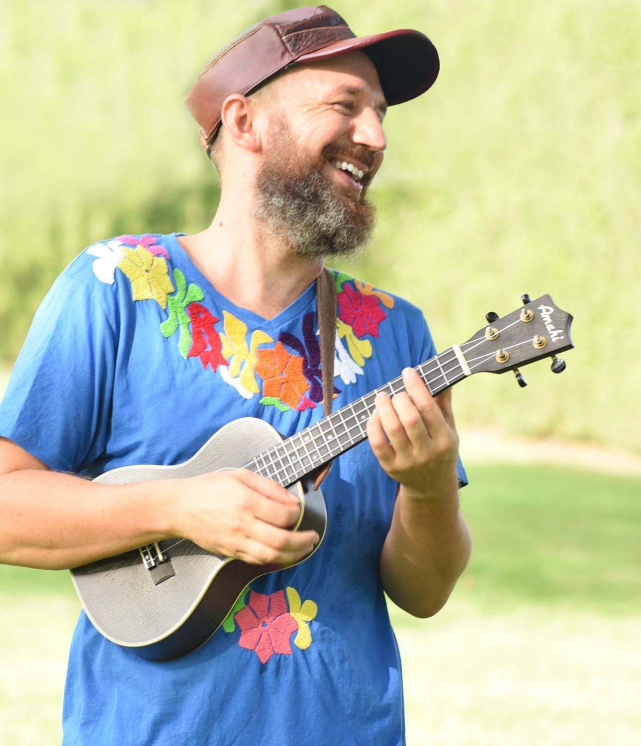 Thomas Silvani playing ukulele