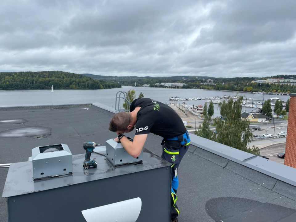 Kattotyöskentelyä