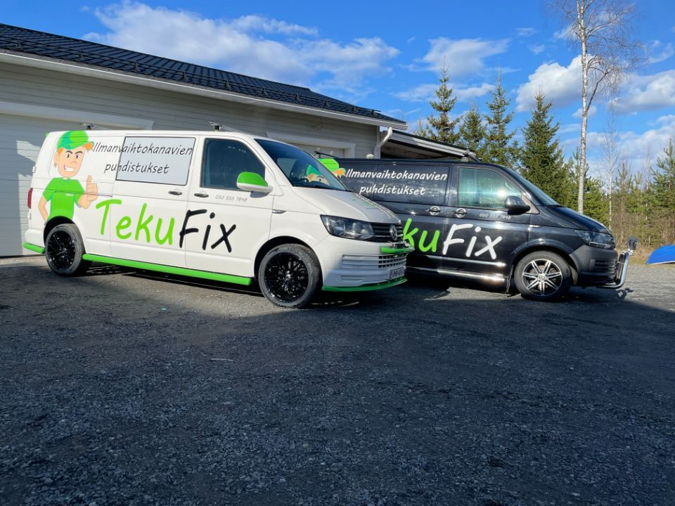 TekuFix pakettiautot pihassa