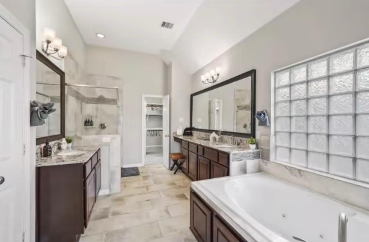 Spotless large bathroom cleaning Houston