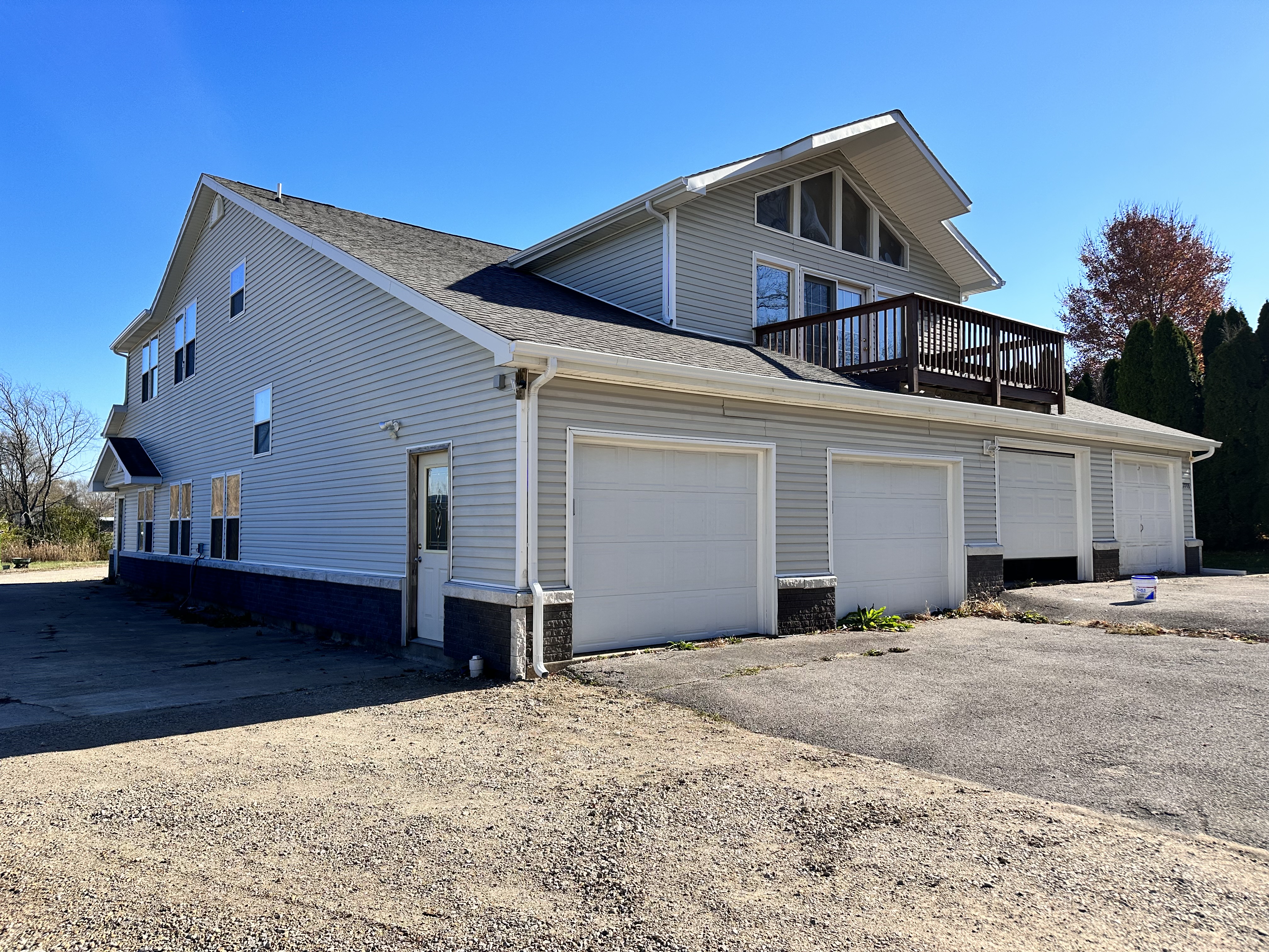 Multi-level installation — Seamless gutters for a complex roofline. in Central IL