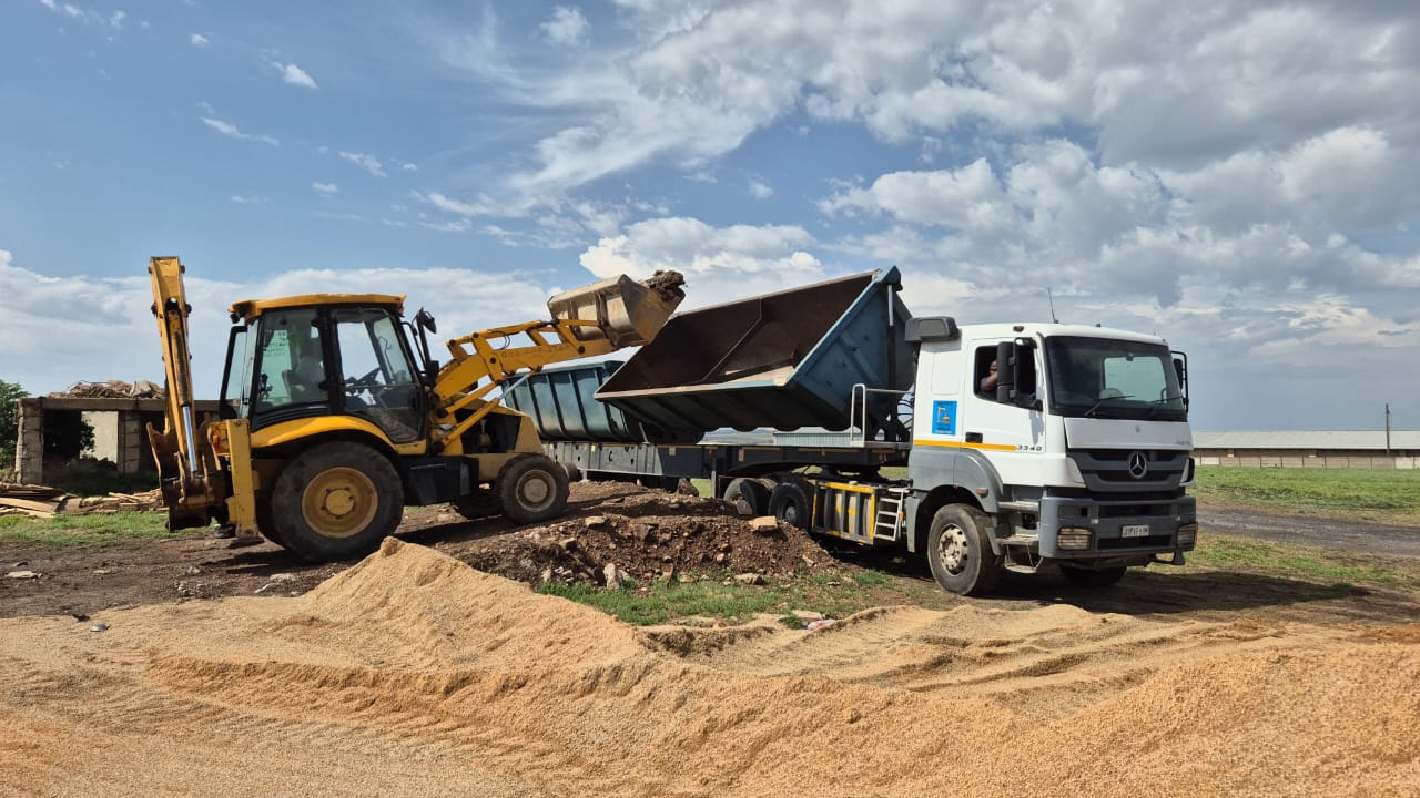 Merc Axor 30 Ton Side Tipper